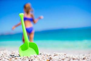 Strandkinderspielzeug auf weißem Sand foto