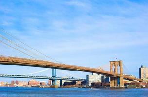 Brooklyn Bridge über den East River von New York City aus gesehen foto