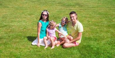 glückliche Familie mit zwei Kindern im Freien am Sommertag foto