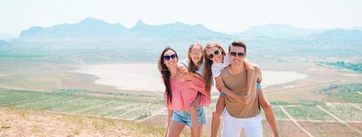 glückliche familie im urlaub in den bergen foto