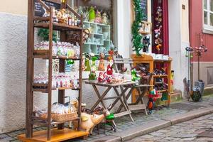 neujahrsgeschenke in der europäischen stadt am vorabend von weihnachten foto