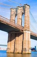 Brooklyn Bridge über den East River von New York City aus gesehen foto