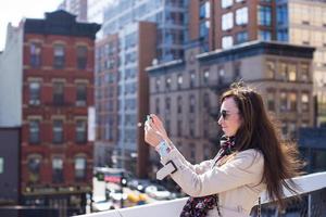 junge frau fotografierte new york city im high line park foto