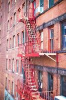 alte Häuser mit Treppen im historischen Viertel von West Village foto