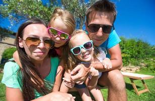 Nahaufnahme der schönen vierköpfigen Familie im tropischen Urlaub foto