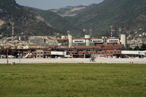 Blick auf die Start- und Landebahn des Flughafens Genua foto