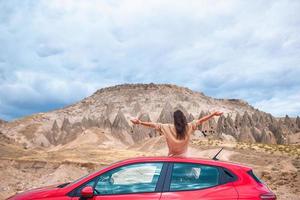 glückliche Frau im Sommerurlaub am berühmten Ort. Höhlenformationen. foto