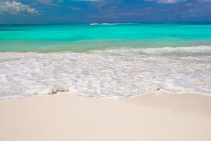 perfekter weißer Strand mit türkisfarbenem Wasser foto