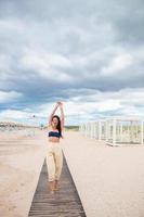 junge glückliche Frau am Strand foto