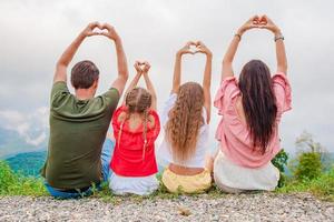 schöne glückliche Familie in den Bergen im Hintergrund des Nebels foto