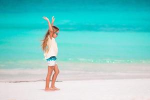 Porträt eines entzückenden kleinen Mädchens am Strand in ihren Sommerferien foto