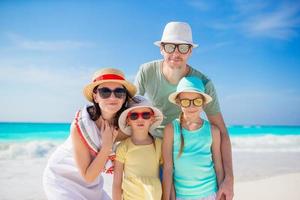 Porträt einer schönen Familie im Strandurlaub foto