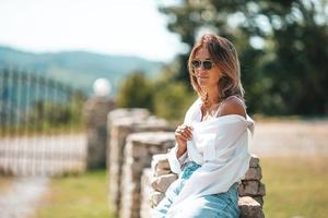 Porträt einer jungen attraktiven Touristenfrau im Freien foto
