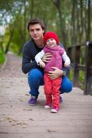 Porträt eines glücklichen Vaters mit Tochter im Park am warmen Herbsttag foto