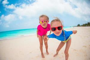 Entzückende kleine Mädchen am Strand während der Sommerferien foto