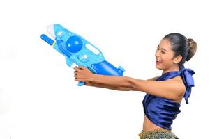 Portrait hübsche Frau beim Songkran-Festival mit Wasserpistole foto