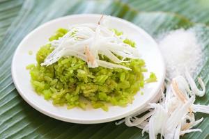 thailändisches Dessert - zerstoßener unreifer Reis, Reisflocken, Müsli mit Kokosnuss und Zucker, grüner Reis, süß mit Reisohren, Pandanblatt, Dessert oder Snacks foto