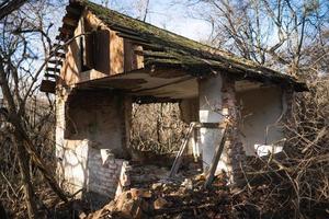 Alte Hausruine, nicht zum Wohnen geeignet, eingestürzte Ziegelmauer foto