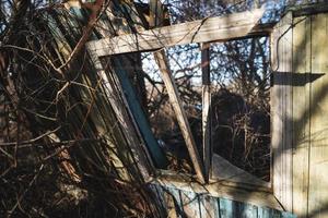 Alte Hausruine, nicht zum Wohnen geeignet, eingestürzte Ziegelmauer foto