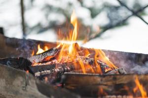 schönes feuer buntes lagerfeuer brennt im grill zum kochen von essen foto