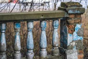 eine Balustrade auf dem Geländer einer alten rissigen Treppe foto