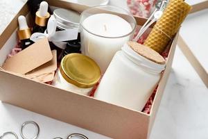 Geschenkbox mit Werkzeugen zur Kerzenherstellung, Kerze, Sojawachs, Dochten und Aromaölfläschchen foto