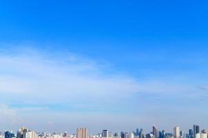 blauer klarer himmel am sommertag über der stadt foto