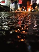 straße nach regen mit reflexion von autoscheinwerfern foto