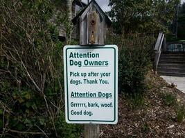 Achtung Hundebesitzer lustiges humorvolles Schild abholen foto