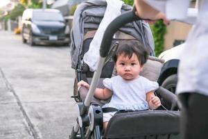 asiatisches neugeborenes baby kind blickkontakt mit mutter niedlichkeit von kindern mit glücklicher familie auf weicher matratze metapher lebendes leben gesunder lebensstil süß von kind baby produkte gesundheitsprodukte für mutter und baby foto