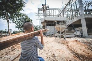 arme Kinder werden gezwungen, auf dem Bau zu arbeiten, Gewaltkinder und Menschenhandelskonzept, Anti-Kinderarbeit, Tag der Rechte am 10. Dezember. foto