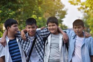 Porträt junge asiatische Teenager verbringen Freizeit zusammen auf dem Weg nach Hause nach dem Musikunterricht in der Schule, junges asiatisches Paarkonzept für Erwachsene. foto