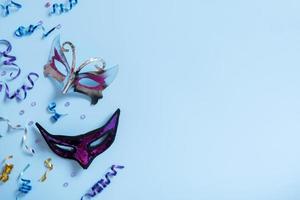 festliche gesichtsmaske für karnevalsfeier auf farbigem hintergrund foto