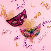 festliche gesichtsmaske für karnevalsfeier auf farbigem hintergrund foto