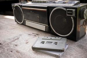 Retro-Radio und Kassettenband foto