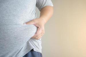 ungesundes mannkörperkonzept von fettleibigkeit und übergewicht, das gesundheitsprobleme verursacht foto