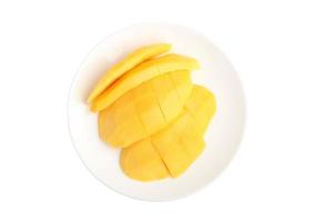 Reife Mangos in einem Teller auf weißem Hintergrund foto