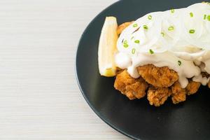 Schneezwiebelhuhn oder Brathähnchen mit cremiger Zwiebelsauce foto