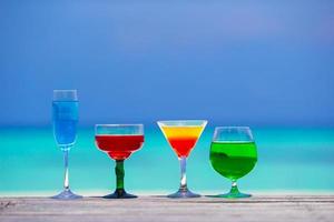 farbenfrohe exotische leckere Cocktails im Café im Freien Hintergrund türkisfarbenes Meer im exotischen Resort foto