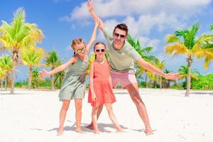 vater und kinder genießen sommerferien am strand foto