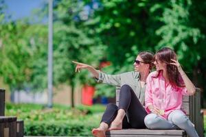 glückliche junge städtische mädchen in der europäischen stadt. kaukasische schöne frauen, die draußen zusammen spaß haben foto