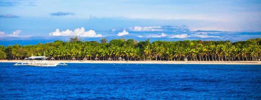 Perfekter weißer Strand mit türkisfarbenem Wasser und großen Palmen am Strand foto