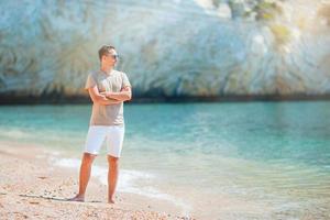 junger Mann am Strand, der Spaß hat foto