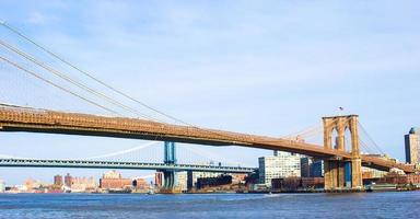 Brooklyn Bridge über den East River von New York City aus gesehen foto