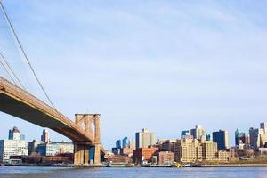 Brooklyn Bridge über den East River von New York City aus gesehen. Schwarz und weiß. foto