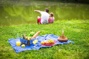glückliche Familie, die im Park picknickt foto