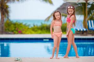 Kinder im Freibad in den Sommerferien foto