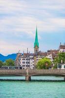 Blick auf das historische Stadtzentrum von Zürich mit der berühmten Fraumünsterkirche und dem Fluss Limmat, Schweiz foto