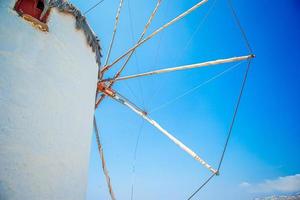 alte traditionelle windmühlen über der stadt mykonos. foto