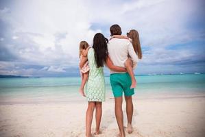 glückliche vierköpfige Familie während der Sommerferien foto